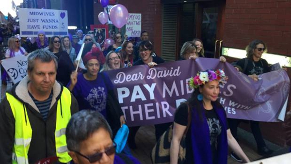 涨薪势在必行!各地助产士大游行抗议待遇过低